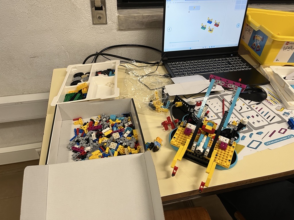 Montagem e programação com o lego Education